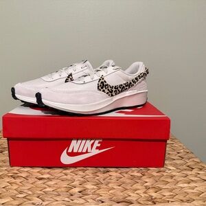 WOMEN'S NIKE WAFFLE DEBUT CASUAL SHOES